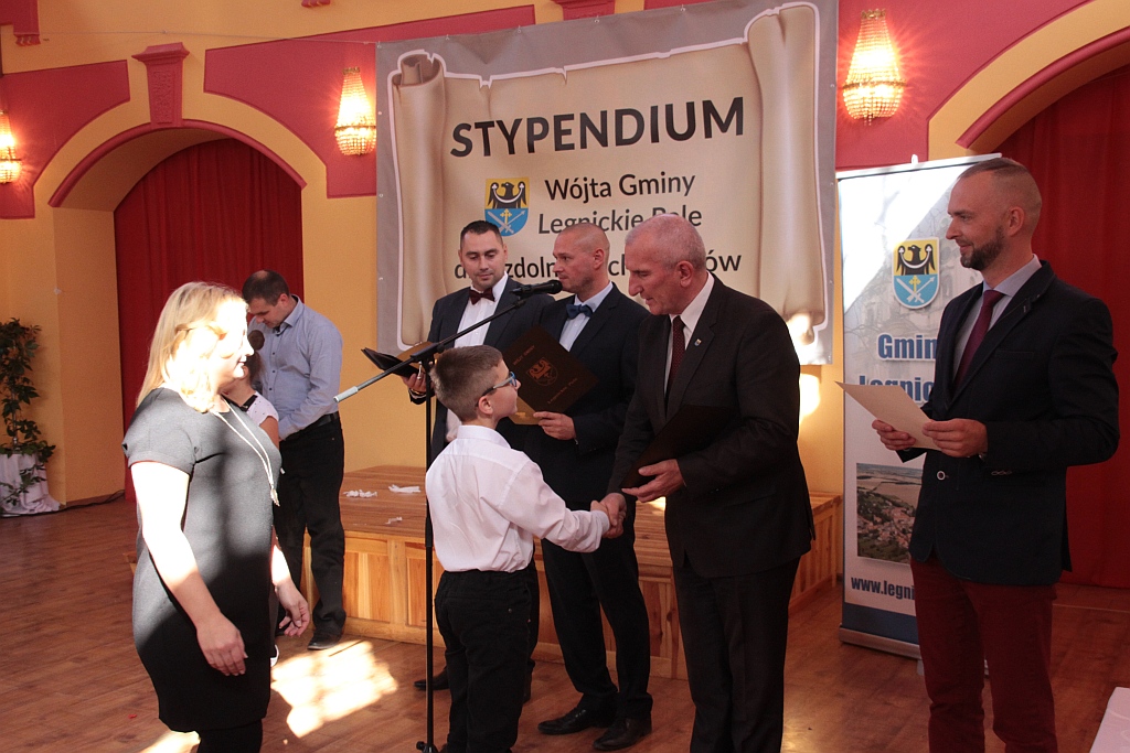 Wręczenie stypendiów ufundowanych przez wójta Legnickiego Pola