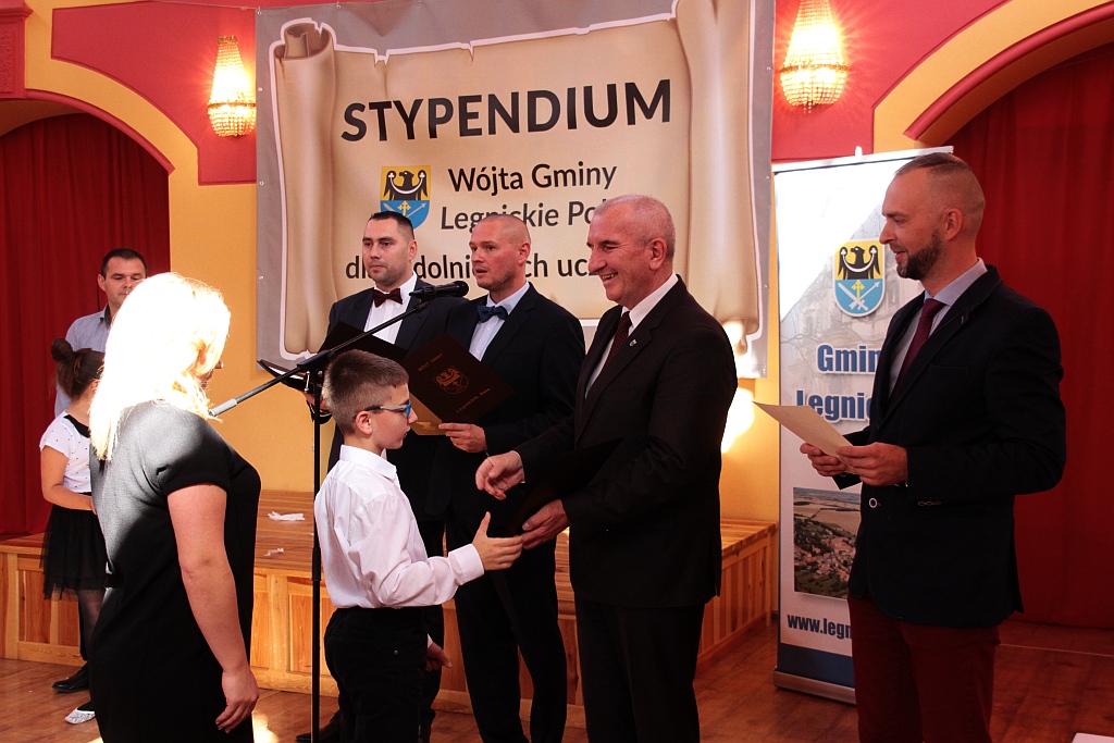 Wręczenie stypendiów ufundowanych przez wójta Legnickiego Pola