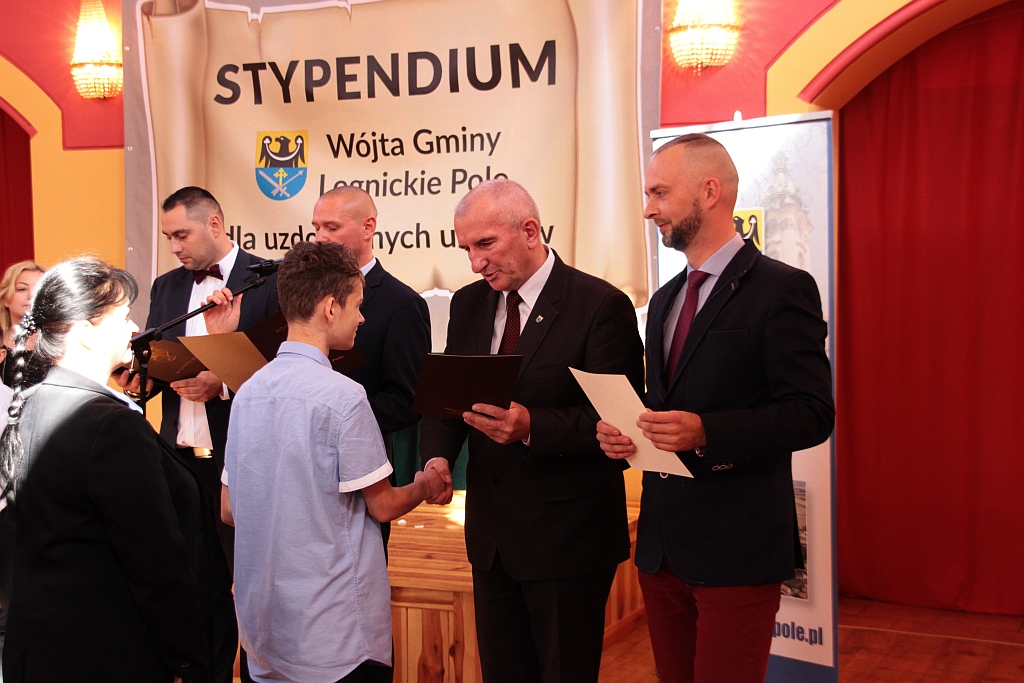 Wręczenie stypendiów ufundowanych przez wójta Legnickiego Pola