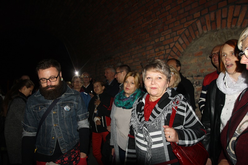 Koncert chóru Madrygał na jednym z legnickich podwórek