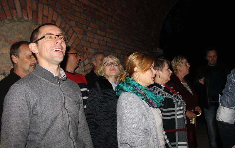 Koncert chóru Madrygał na jednym z legnickich podwórek