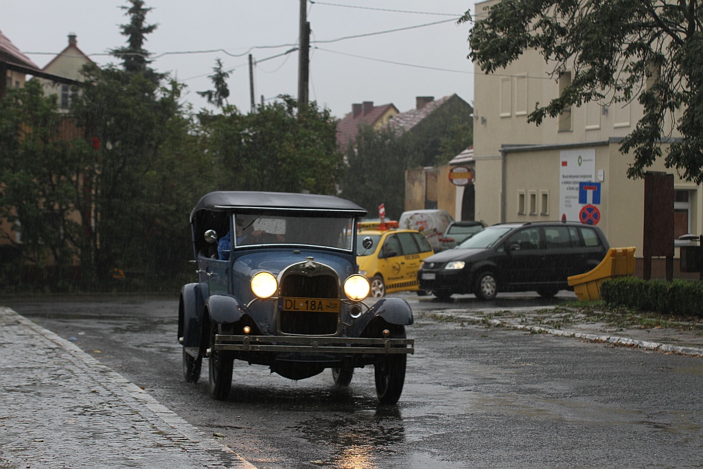 Legnickie Pole przywitało deszczem uczestników rajdu
