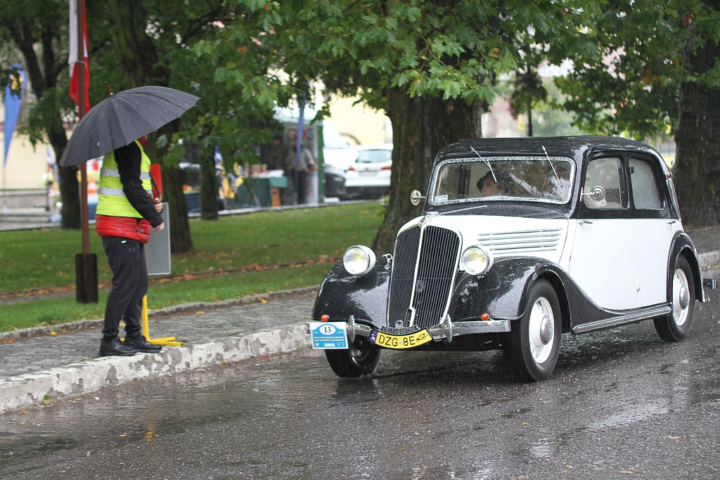 Legnickie Pole przywitało deszczem uczestników rajdu