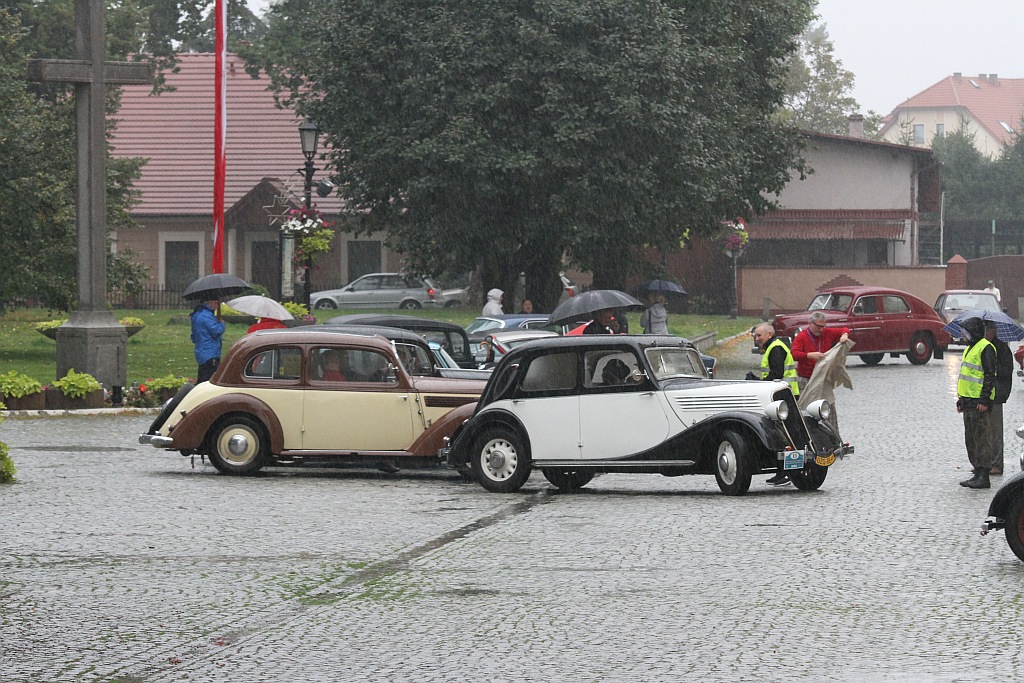 Legnickie Pole przywitało deszczem uczestników rajdu