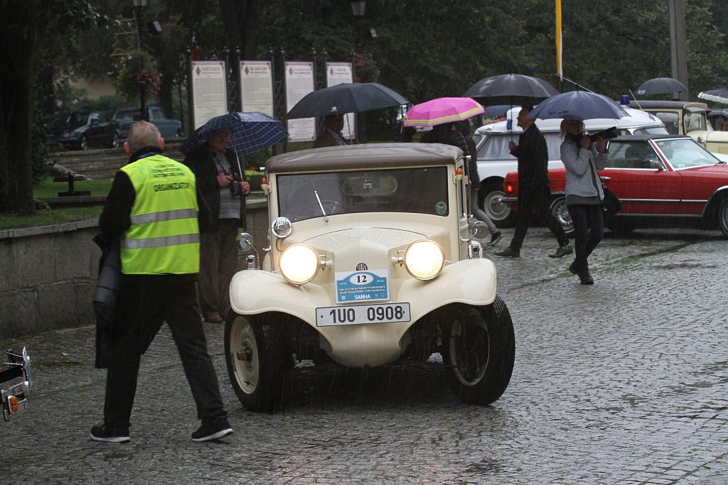 Legnickie Pole przywitało deszczem uczestników rajdu