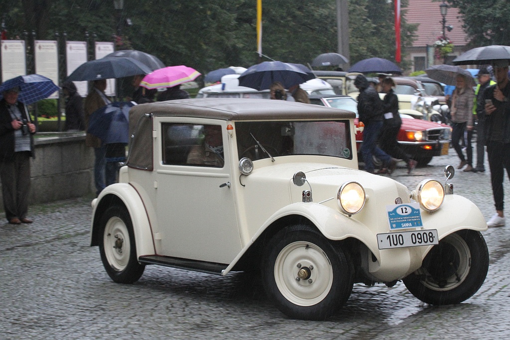 Legnickie Pole przywitało deszczem uczestników rajdu