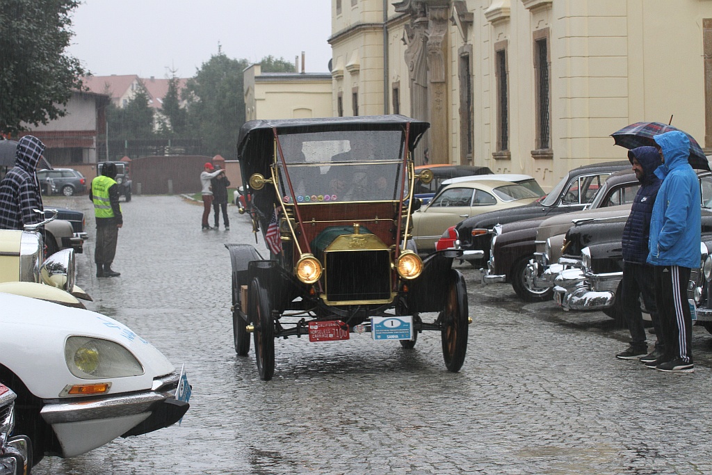 Legnickie Pole przywitało deszczem uczestników rajdu