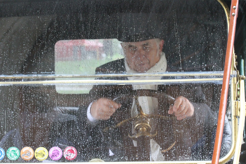 Legnickie Pole przywitało deszczem uczestników rajdu