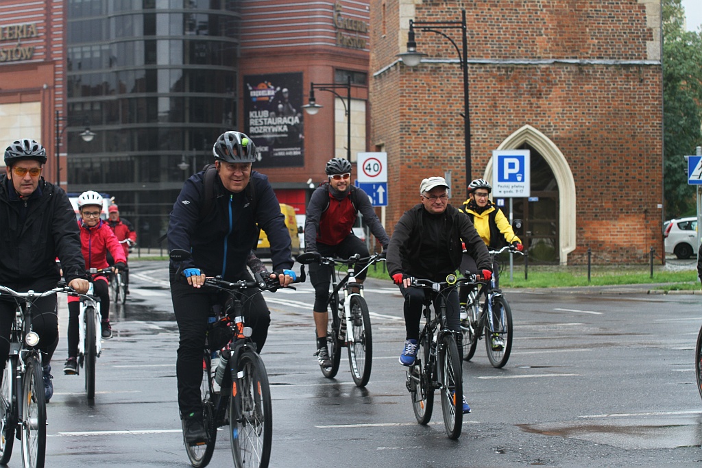 Kilkadziesiąt osób pojechało rowerami do  Bieniowic