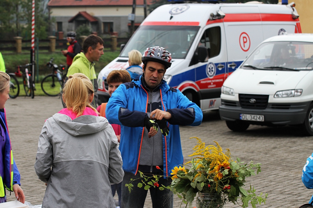 Kilkadziesiąt osób pojechało rowerami do  Bieniowic