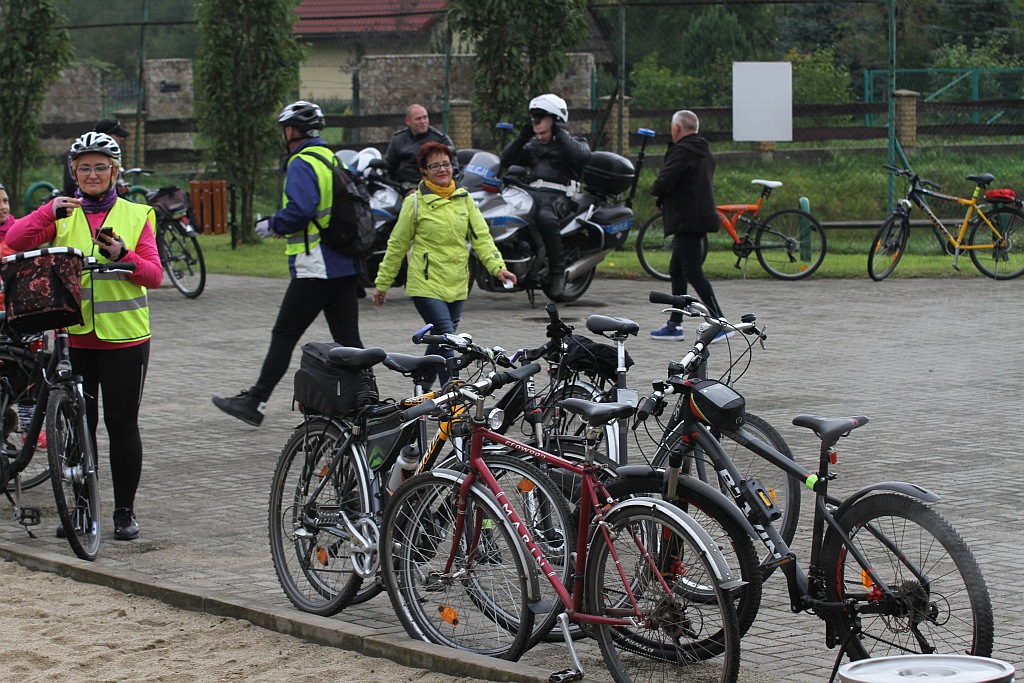 Kilkadziesiąt osób pojechało rowerami do  Bieniowic