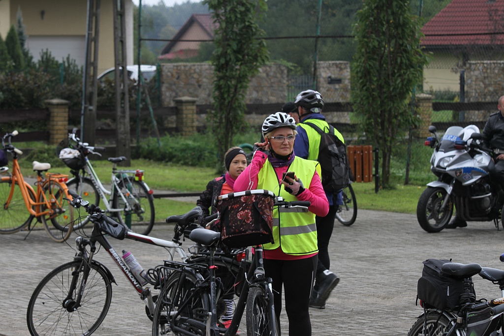 Kilkadziesiąt osób pojechało rowerami do  Bieniowic