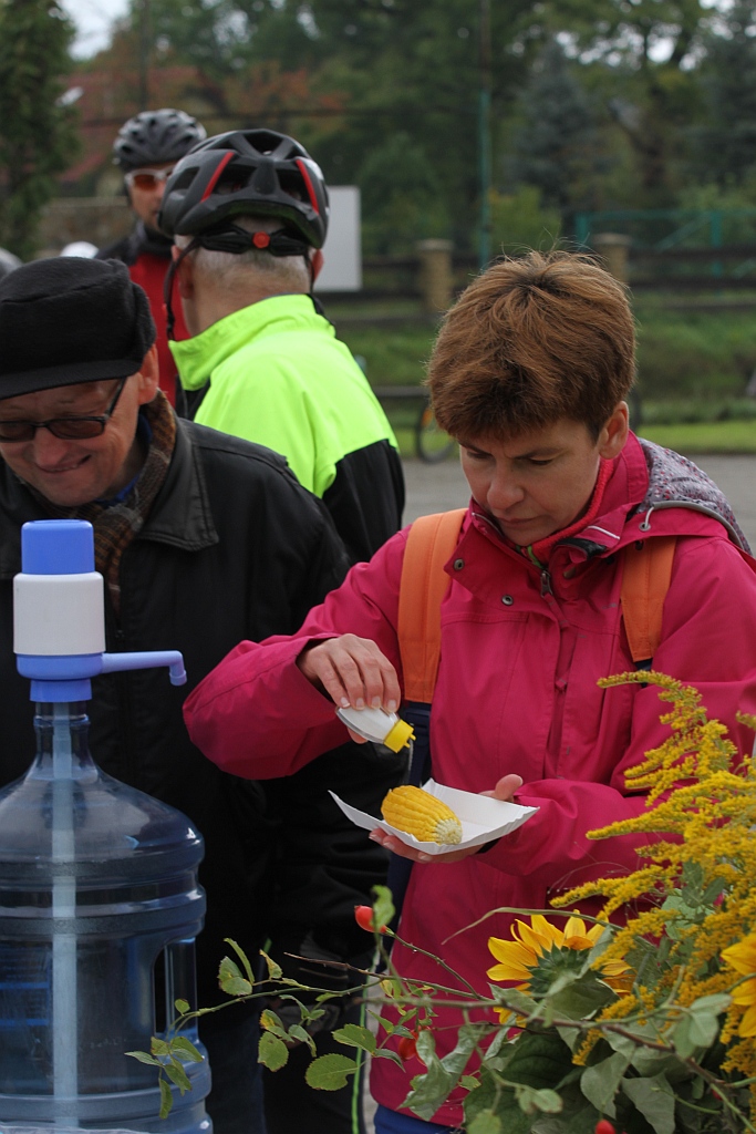 Kilkadziesiąt osób pojechało rowerami do  Bieniowic