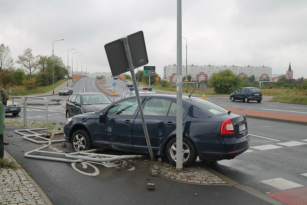 Wypadek na Piłsudskiego. Dwie osoby przewiezione do szpitala