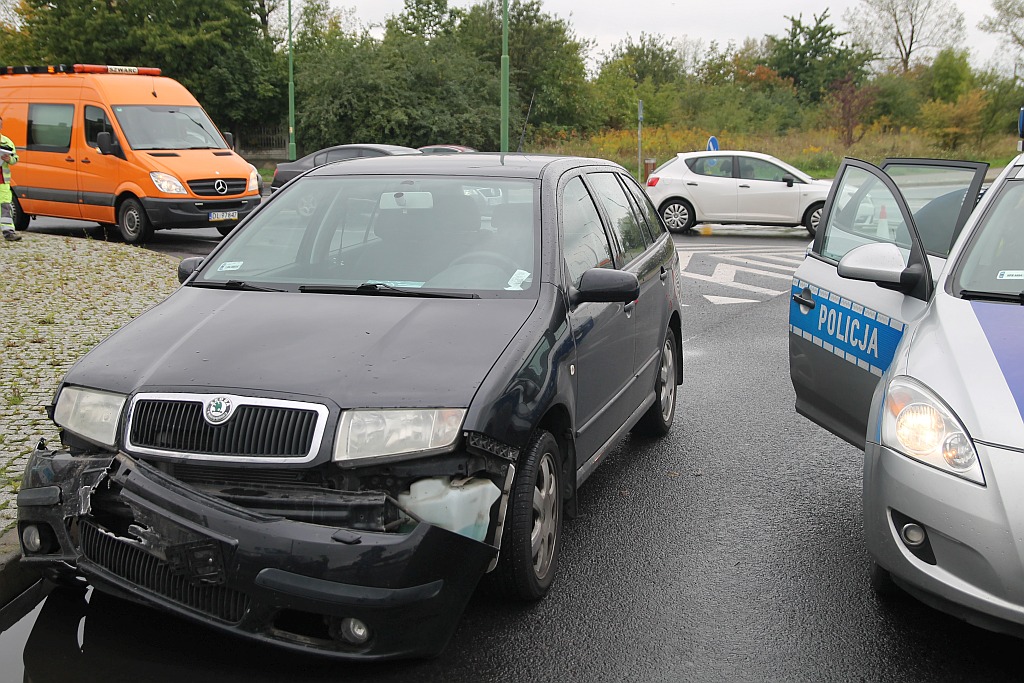 Wypadek na Piłsudskiego. Dwie osoby przewiezione do szpitala