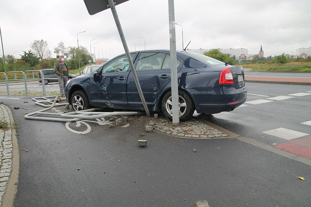Wypadek na Piłsudskiego. Dwie osoby przewiezione do szpitala