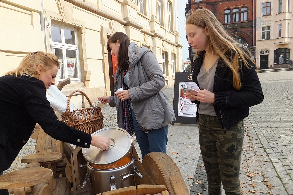 „Pomidorowy” happening legnickiego Teatru Modrzejewskiej