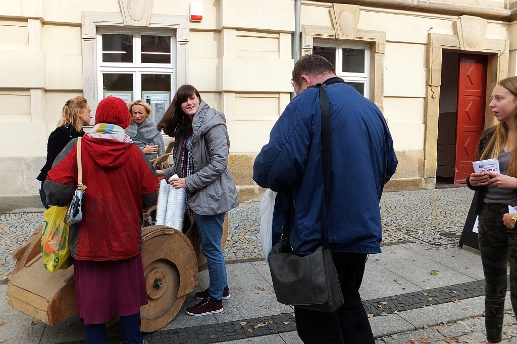 „Pomidorowy” happening legnickiego Teatru Modrzejewskiej