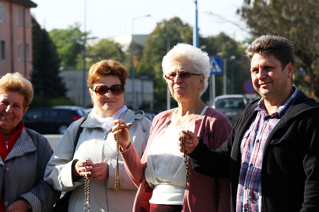 Kilkadziesiąt osób publicznie odmówiło koronkę na ulicach