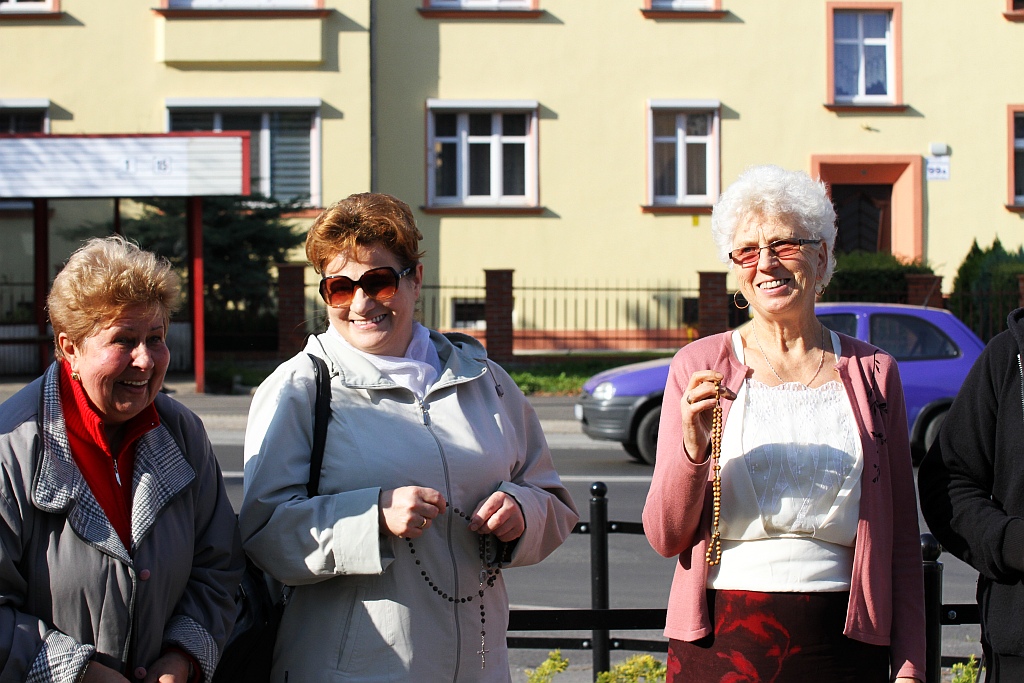 Kilkadziesiąt osób publicznie odmówiło koronkę na ulicach