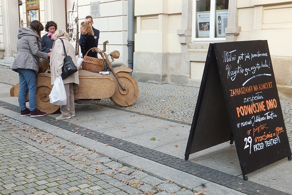 „Pomidorowy” happening legnickiego Teatru Modrzejewskiej