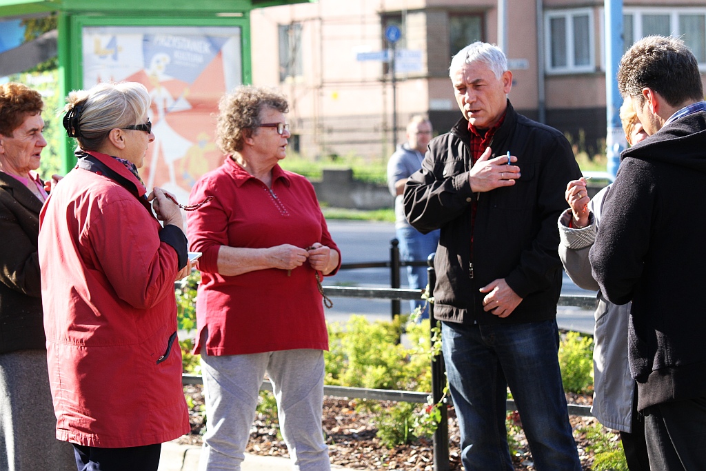 Kilkadziesiąt osób publicznie odmówiło koronkę na ulicach