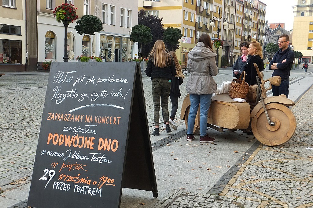 „Pomidorowy” happening legnickiego Teatru Modrzejewskiej