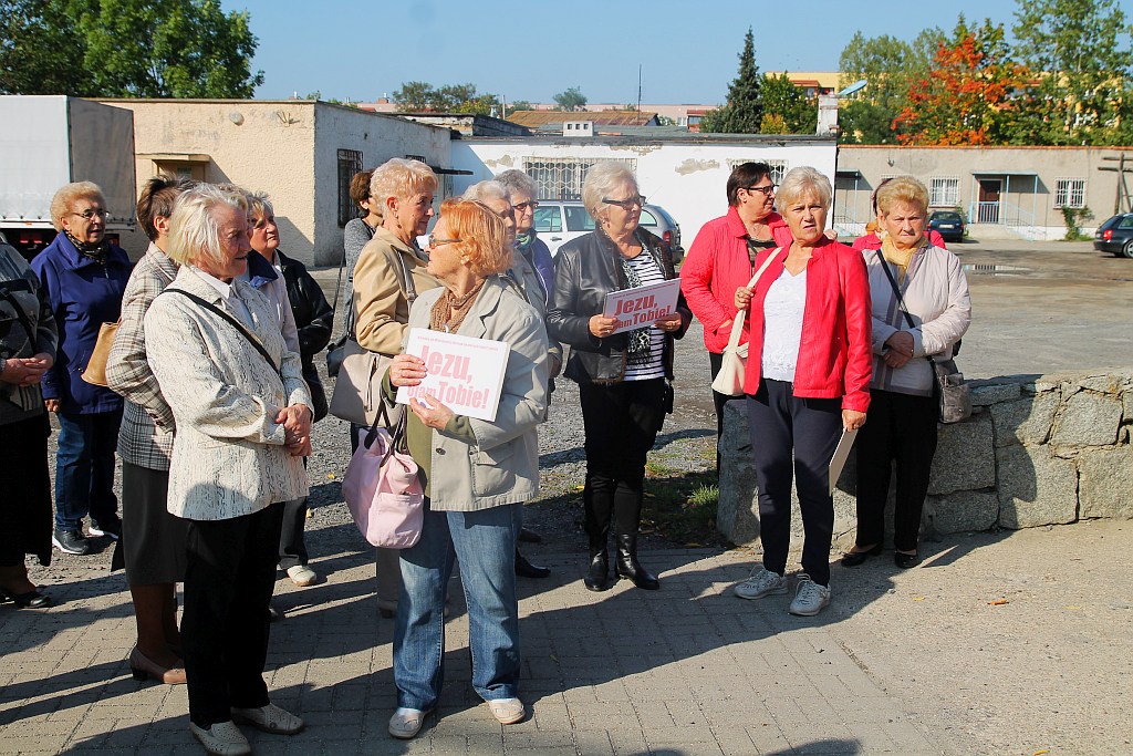 Kilkadziesiąt osób publicznie odmówiło koronkę na ulicach