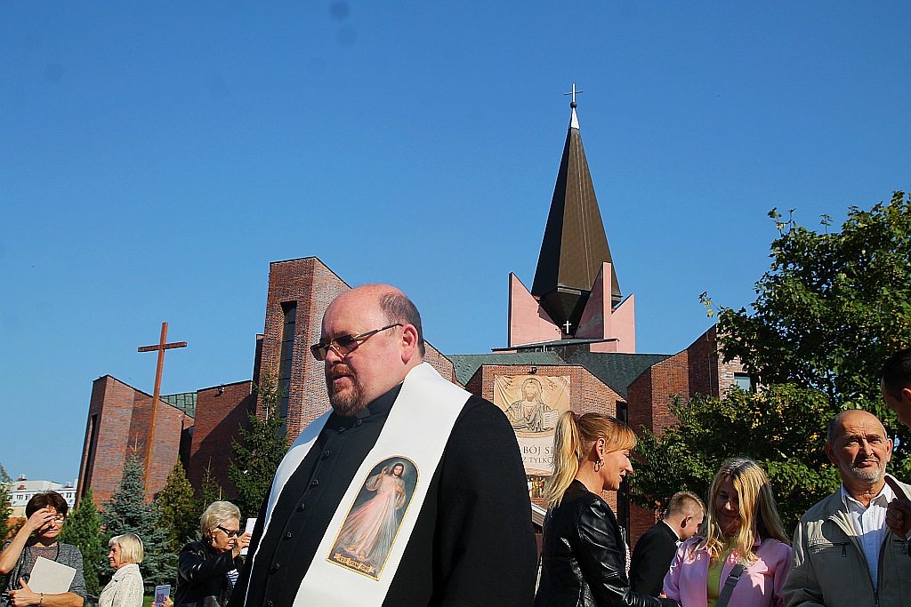 Kilkadziesiąt osób publicznie odmówiło koronkę na ulicach