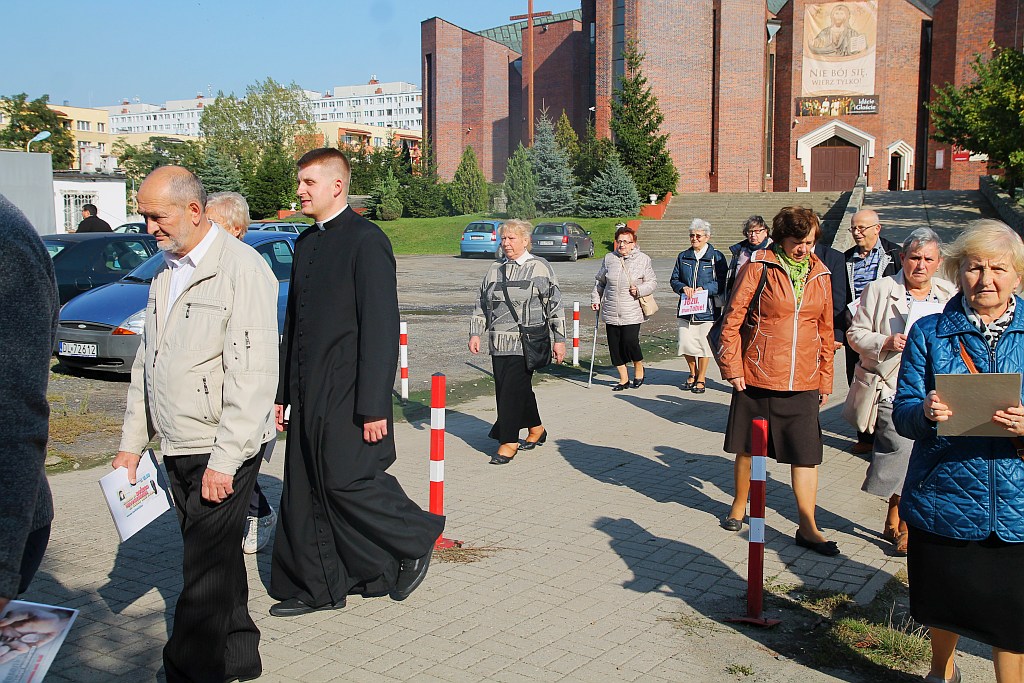 Kilkadziesiąt osób publicznie odmówiło koronkę na ulicach