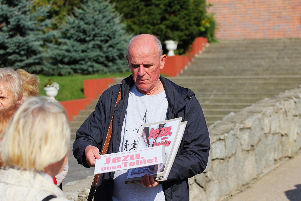 Kilkadziesiąt osób publicznie odmówiło koronkę na ulicach