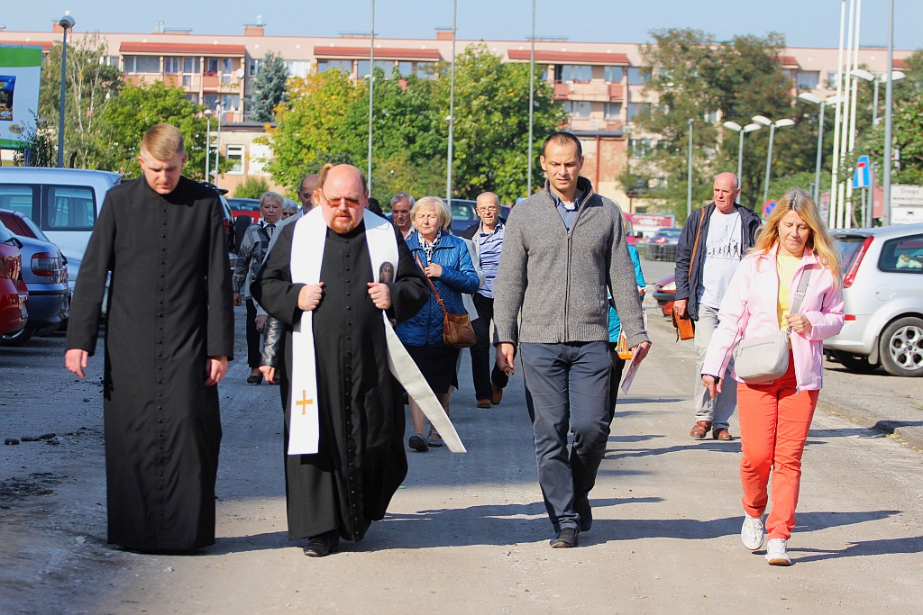 Kilkadziesiąt osób publicznie odmówiło koronkę na ulicach
