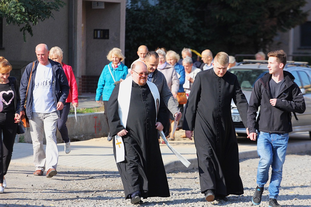 Kilkadziesiąt osób publicznie odmówiło koronkę na ulicach