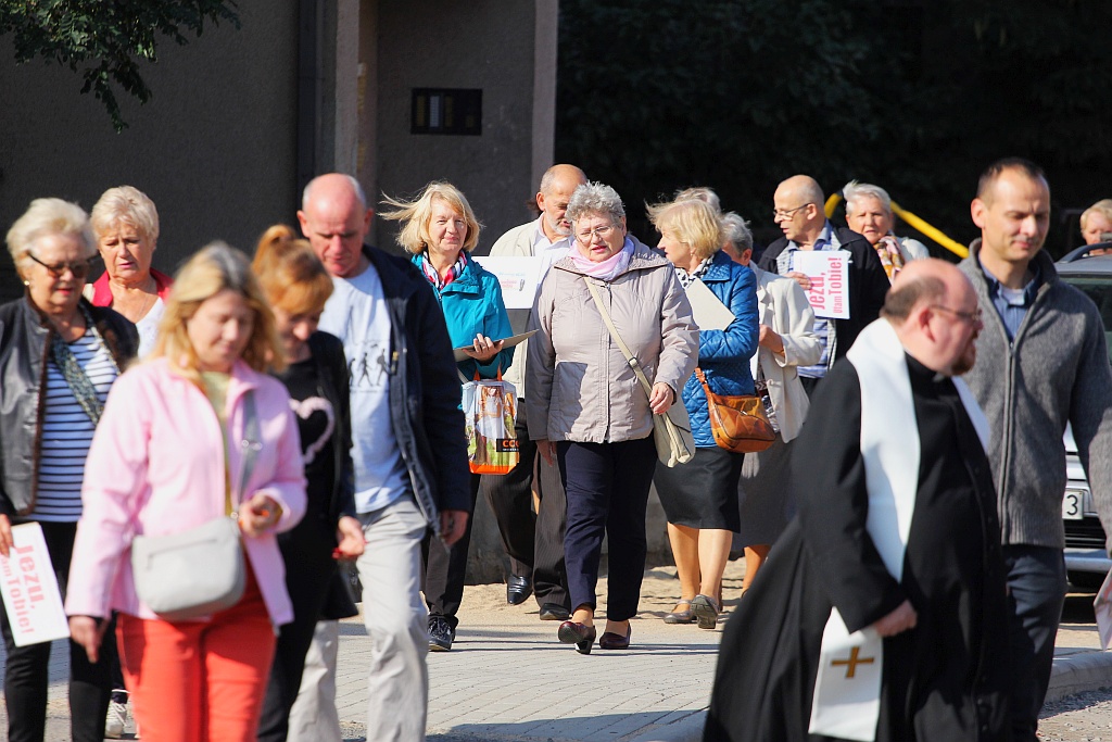 Kilkadziesiąt osób publicznie odmówiło koronkę na ulicach