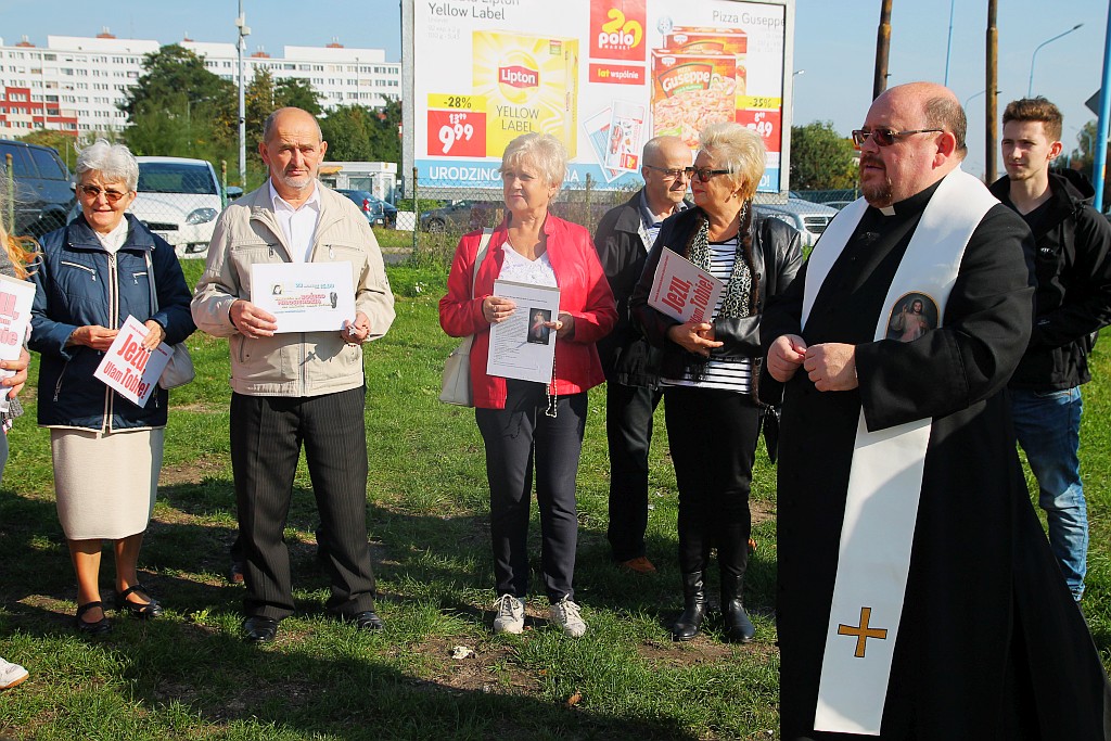 Kilkadziesiąt osób publicznie odmówiło koronkę na ulicach
