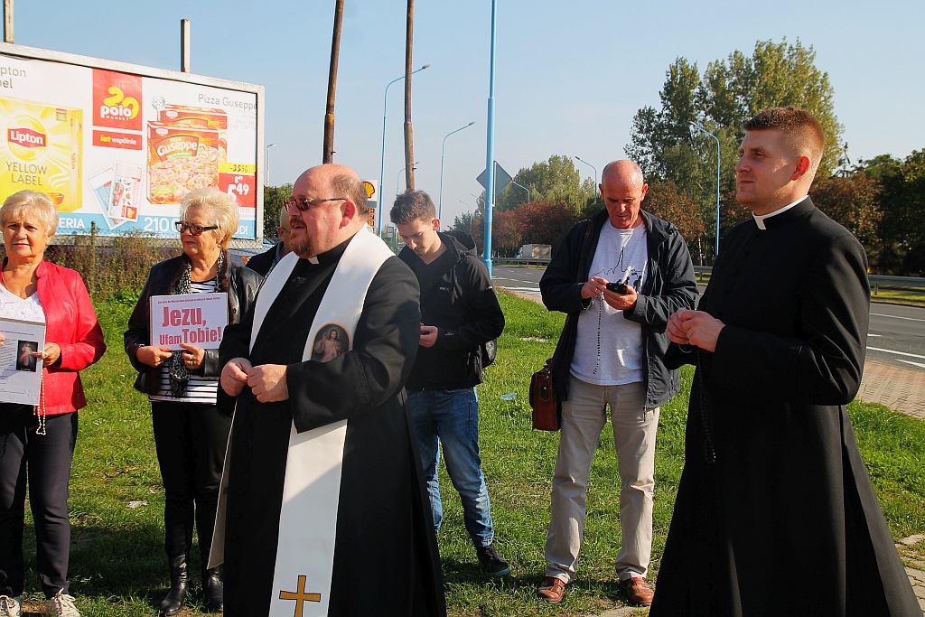 Kilkadziesiąt osób publicznie odmówiło koronkę na ulicach
