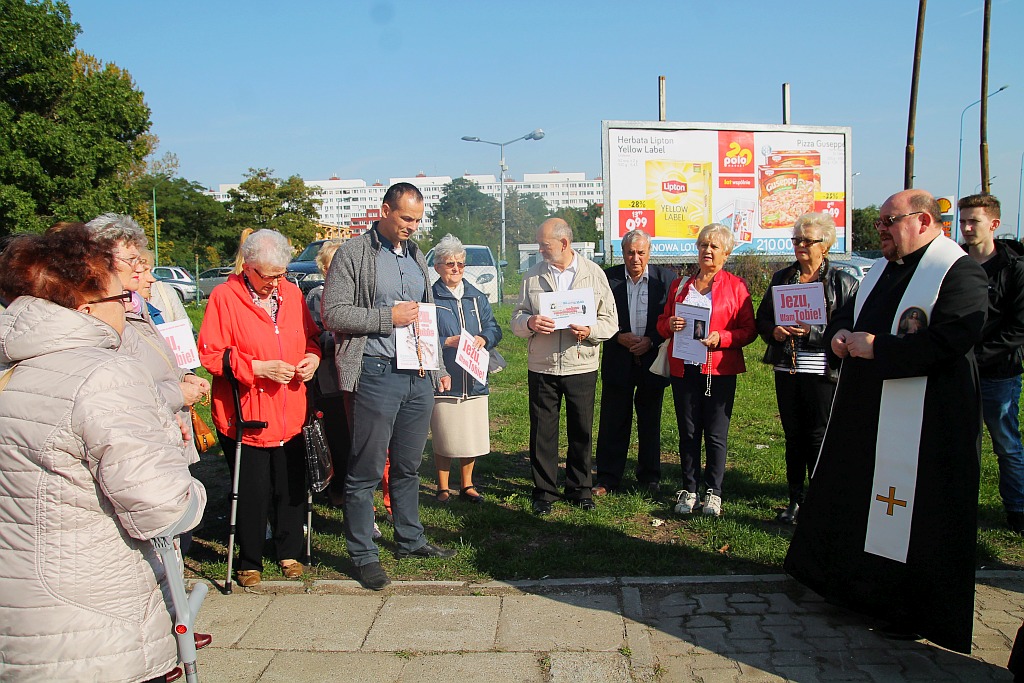 Kilkadziesiąt osób publicznie odmówiło koronkę na ulicach