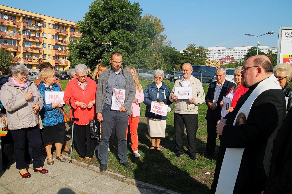 Kilkadziesiąt osób publicznie odmówiło koronkę na ulicach