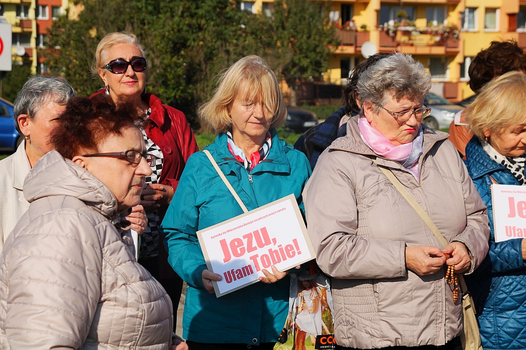 Kilkadziesiąt osób publicznie odmówiło koronkę na ulicach