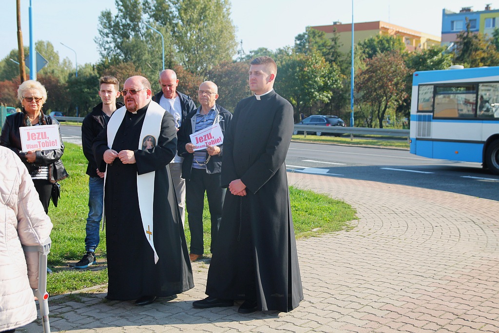 Kilkadziesiąt osób publicznie odmówiło koronkę na ulicach