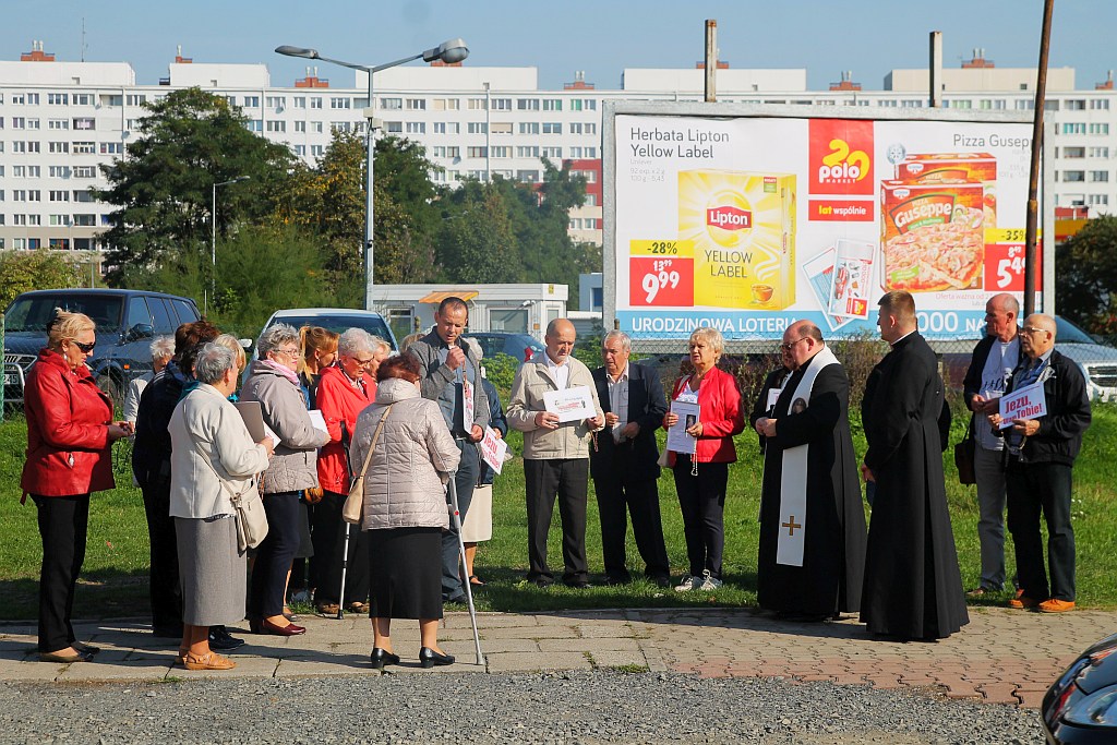 Kilkadziesiąt osób publicznie odmówiło koronkę na ulicach