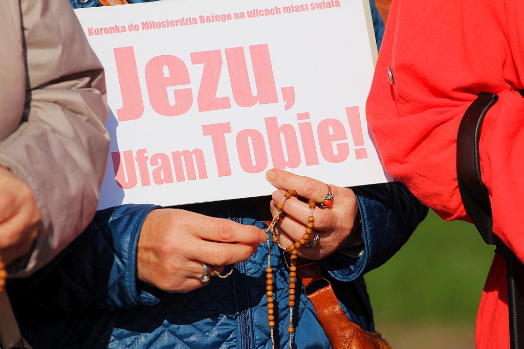 Kilkadziesiąt osób publicznie odmówiło koronkę na ulicach