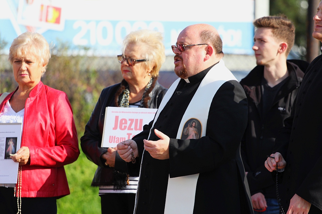 Kilkadziesiąt osób publicznie odmówiło koronkę na ulicach