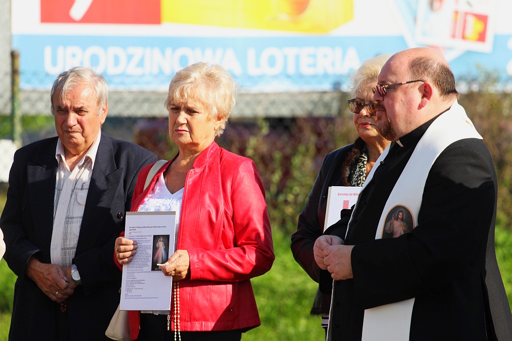 Kilkadziesiąt osób publicznie odmówiło koronkę na ulicach