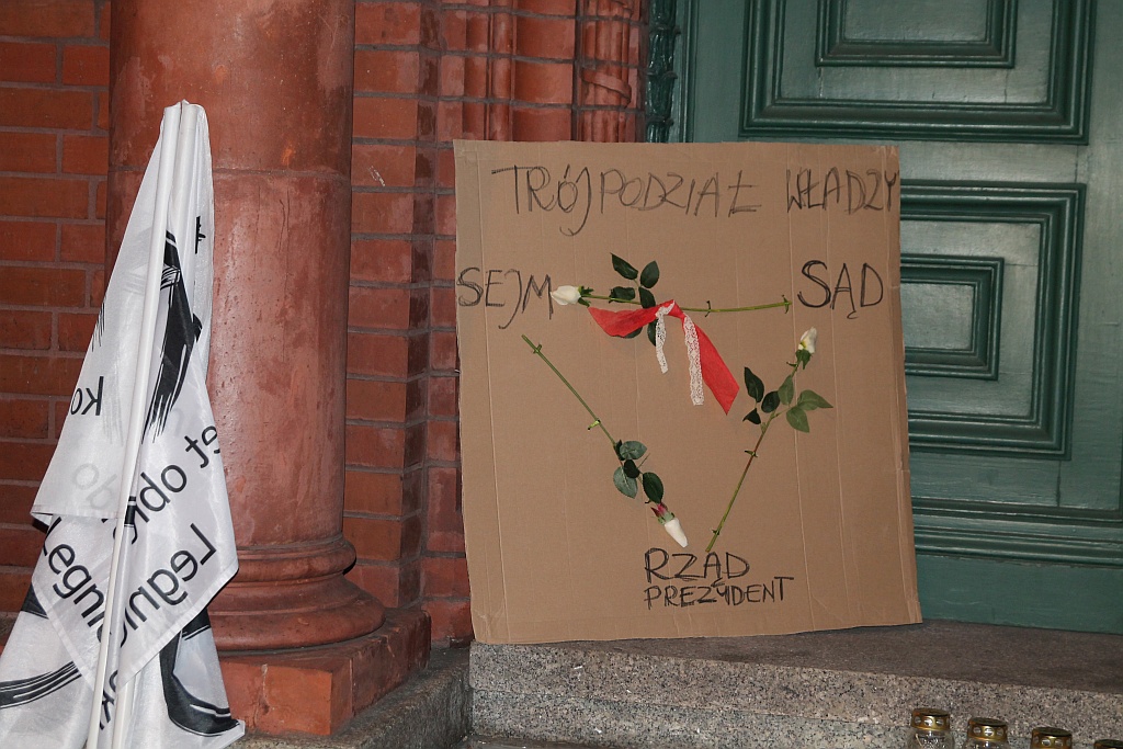 Komitet Obrony Demokracji wrócił pod legnicki sąd okręgowy