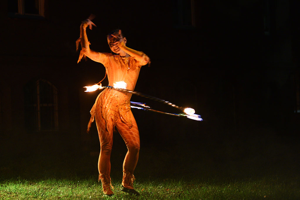 Pełen magii tańca i ognia koncert w Magicznym Ogrodzie
