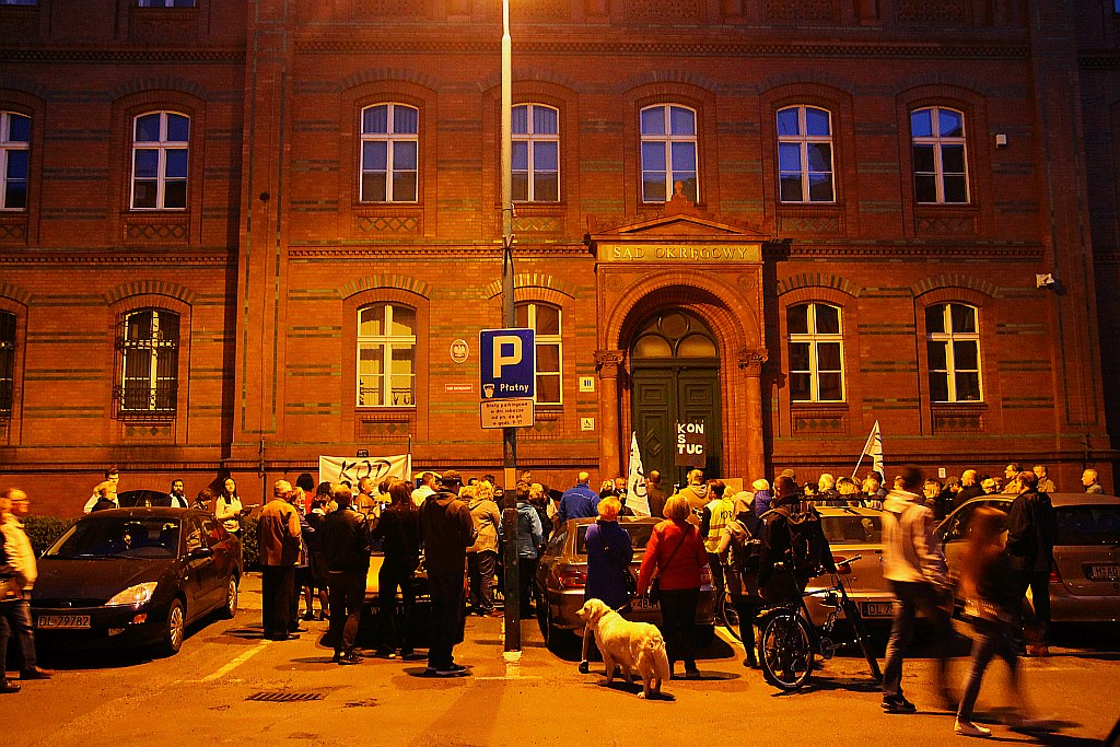 Komitet Obrony Demokracji wrócił pod legnicki sąd okręgowy