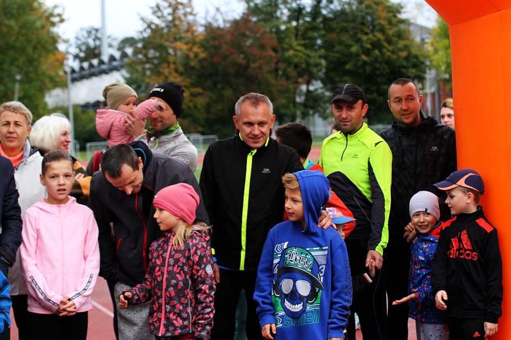 Kilkadziesiąt osób pobiegło w Biegu rodzinnym na jedną milę