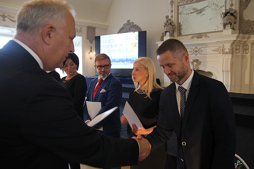 Prezydent nagrodził nauczycieli w Dniu Edukacji Narodowej