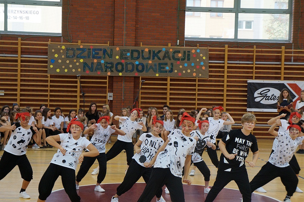 Występ uczniów ZSI przygotowany z okazji Dnia Edukacji Narodowej